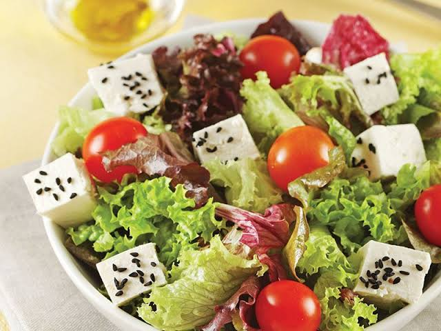 Akdeniz salata (Mediterranean salad)