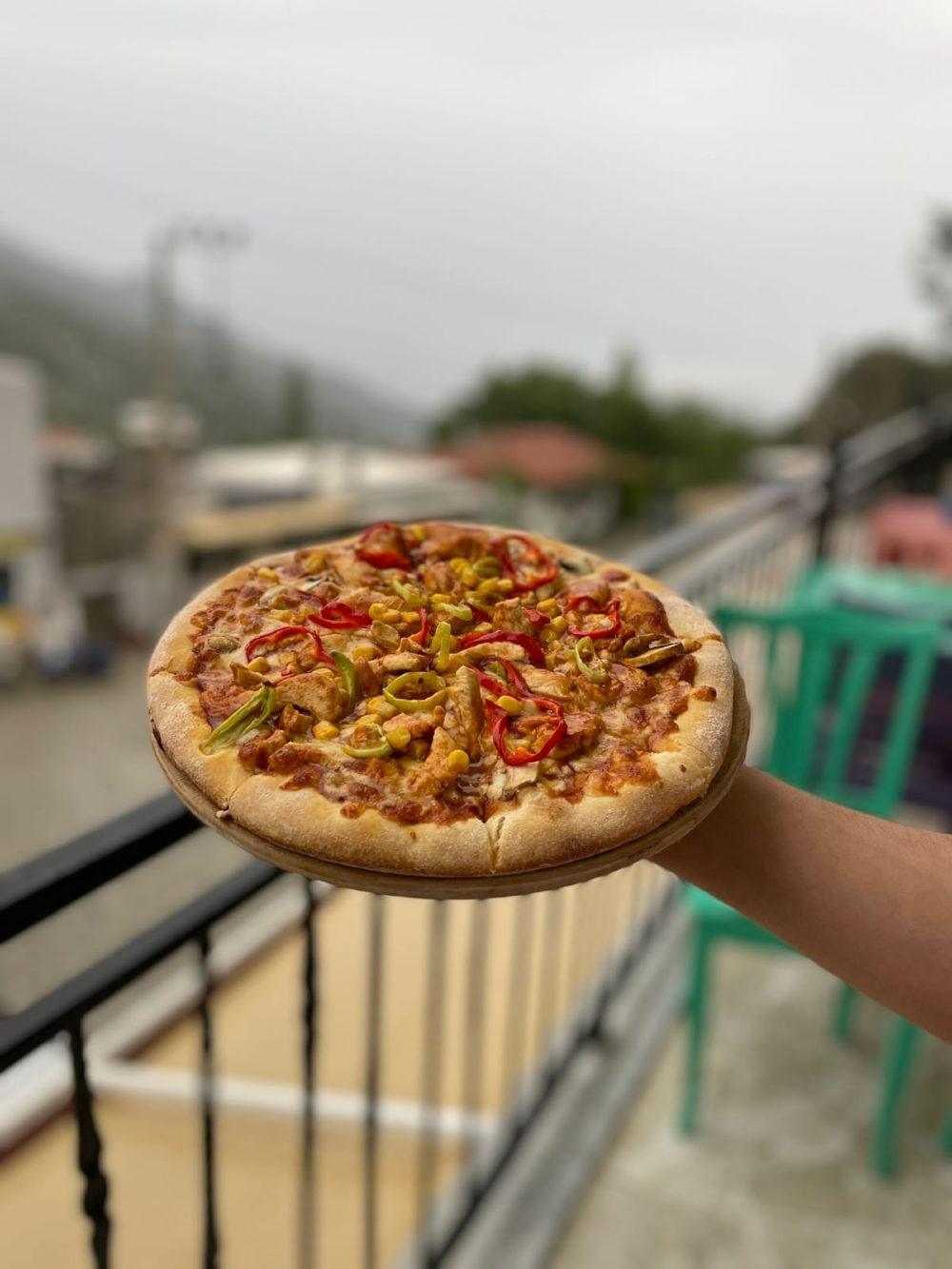 BBQ soslu tavuklu pizza (BBQ sausage pizza)