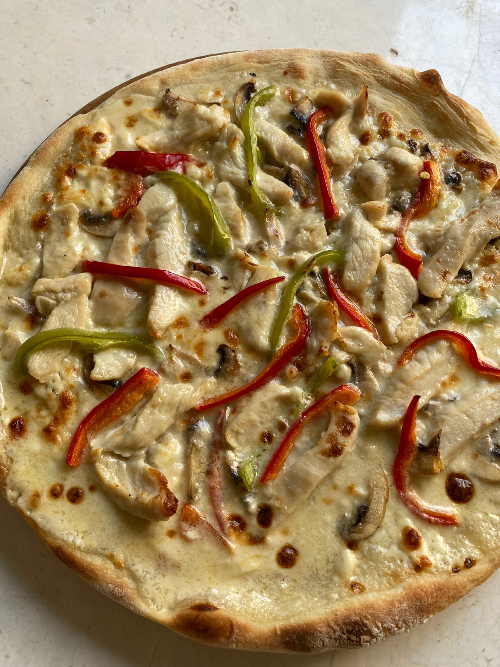 Kremalı tavuklu pizza